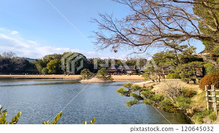 Winter scenery of Korakuen: Enyo-tei and Noh stage at the back of the pond [Okayama] 120645032