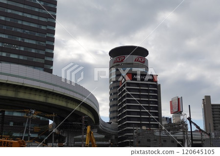 大阪城市景觀：城市高速公路穿越大阪梅田TKP門塔大樓 120645105