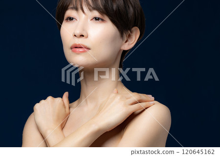 美黑背景中間女人 120645162