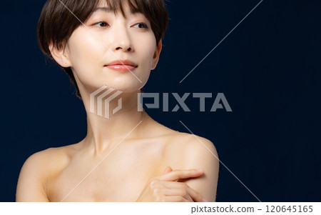 美黑背景中間女人 120645165