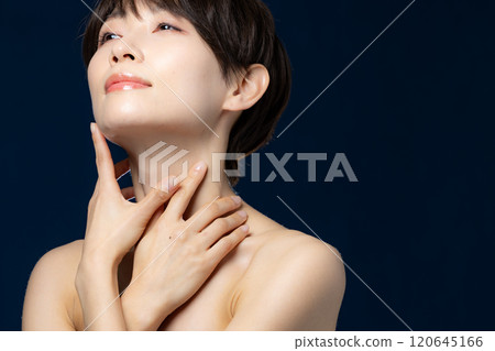 美黑背景中間女人 120645166