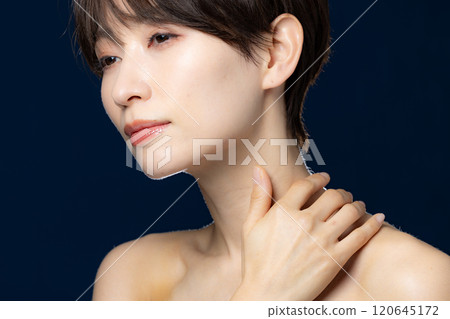 美黑背景中間女人 120645172