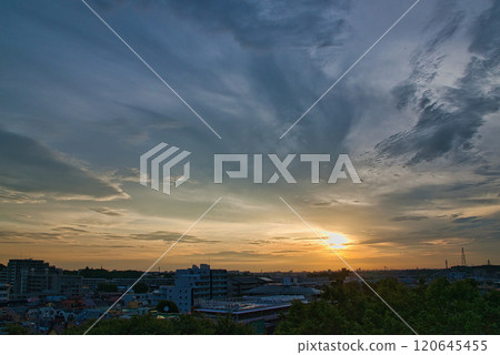 早晨的陽光照亮的雲彩，朝霞鋪滿了住宅區，日出，住宅區的早晨，清晨，朝霞，早晨的陽光，太陽 120645455