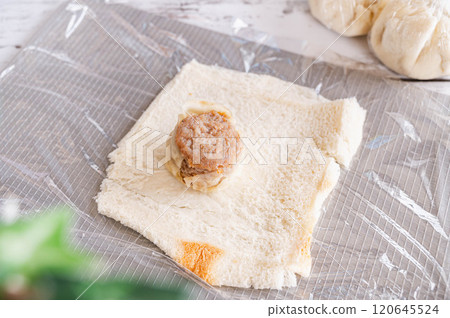 將燒麥放在擀好的麵團上。 將燒麥放在擀好的麵團上。 120645524