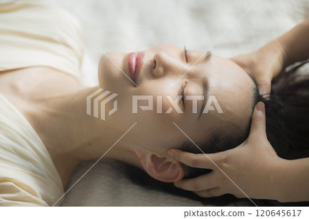Image of a young woman having a head spa 120645617