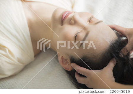 Image of a young woman having a head spa Image of a young woman having a head spa 120645619