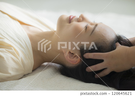 Image of a young woman having a head spa 120645621