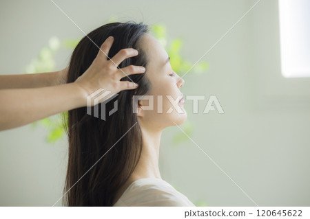 Image of a young woman having a head spa 120645622