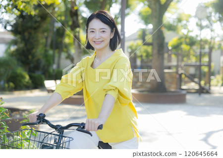 騎自行車的女人 120645664