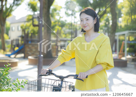 騎自行車的女人 120645667