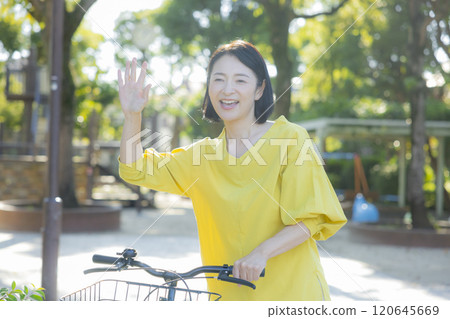 騎自行車的女人 120645669