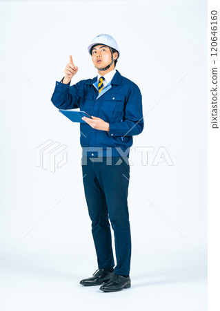 男性勞工手持平板電腦進行檢查的全身照片 120646160