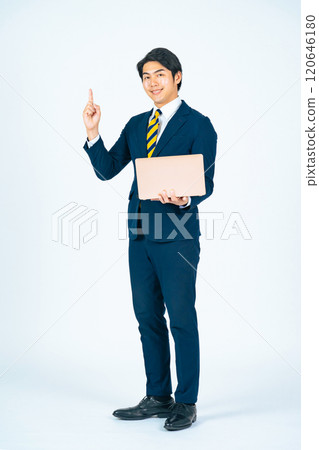 一名年輕男性商務人士拿著筆記型電腦提供指導的全身照片 120646180