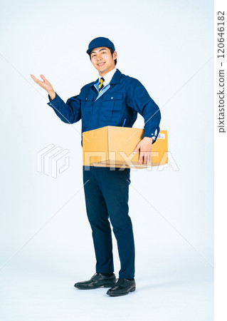 為您提供指導的送貨員/送貨人員的全身照片 為您提供指導的送貨員/送貨人員的全身照片 120646182
