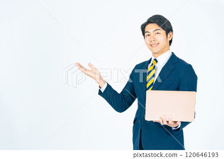 一名年輕男性商務人士拿著筆記型電腦提供指導的全身照片 120646193