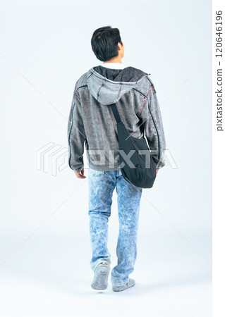 一個穿著休閒服走路的男人的全身照片 120646196