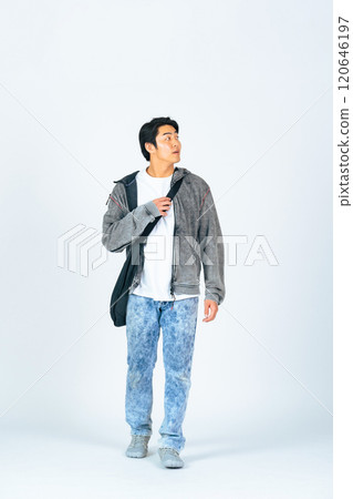 一個穿著休閒服走路的男人的全身照片 120646197