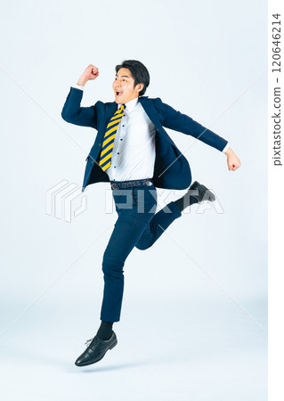 一名年輕男性商務人士跳躍的全身照片 120646214