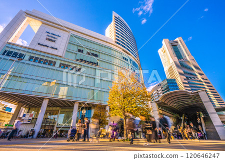 日本橫濱城市景觀十一月。沐浴在夕陽下的櫻木町站和橫濱地標塔的景色…11月24日 日本橫濱城市景觀十一月。沐浴在夕陽下的櫻木町站和橫濱地標塔的景色…11月24日 120646247