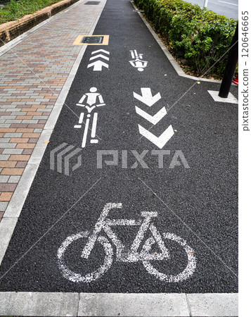 在自行車可以通行的人行道上設置“自行車導航標記” 120646665
