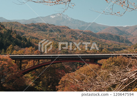 Autumn scenery of Yukiwari Bridge and Yukiwari Valley in Nishigo Village, Fukushima Prefecture Autumn scenery of Yukiwari Bridge and Yukiwari Valley in Nishigo Village, Fukushima Prefecture 120647594