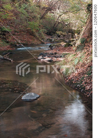 Autumn scenery of the Abukuma River beside the Nishinogo Promenade in Nishigo Village, Fukushima Prefecture Autumn scenery of the Abukuma River beside the Nishinogo Promenade in Nishigo Village, Fukushima Prefecture 120647600