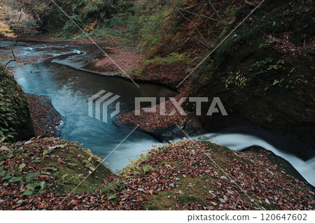 Autumn scenery of the Abukuma River beside the Nishinogo Promenade in Nishigo Village, Fukushima Prefecture Autumn scenery of the Abukuma River beside the Nishinogo Promenade in Nishigo Village, Fukushima Prefecture 120647602