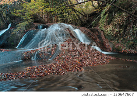 Autumn scenery of the Abukuma River beside the Nishinogo Promenade in Nishigo Village, Fukushima Prefecture 120647607