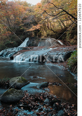 Autumn scenery of the Abukuma River beside the Nishinogo Promenade in Nishigo Village, Fukushima Prefecture 120647610
