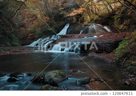 福島縣西鄉西鄉散步道旁的阿武隈川的秋景 福島縣西鄉西鄉散步道旁的阿武隈川的秋景 120647611