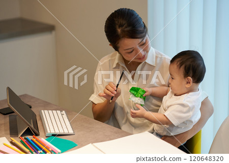 孩子在媽媽身邊遠距玩耍 120648320