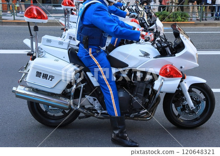 駕駛摩托車的交警 120648321