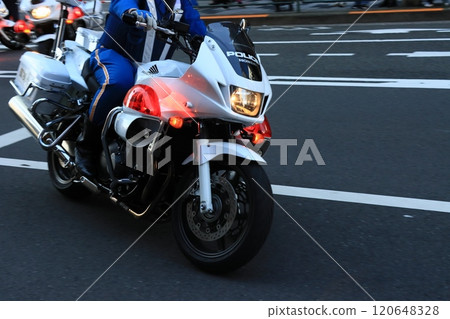 駕駛摩托車的交警 120648328