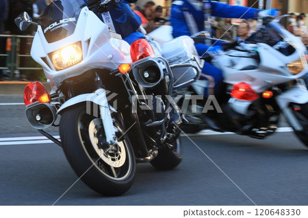 駕駛摩托車的交警 120648330