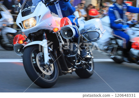 駕駛摩托車的交警 120648331