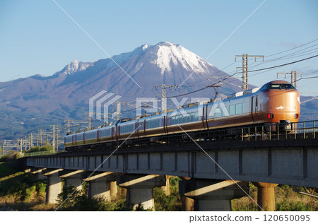 開往岡山的最新273系列特快列車「八雲22號」的後視圖,在第一場雪中穿過日野川大橋,向大山山麓高速行駛。 開往岡山的最新273系列特快列車「八雲22號」的後視圖,在第一場雪中穿過日野川大橋,向大山山麓高速行駛。 120650095