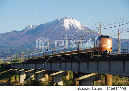 The rear view of the latest 273 series Yakumo 22 express train bound for Okayama, racing across the Hinogawa Bridge at high speed towards the foot of Mt. Oyama, covered in its first snowfall. The rear view of the latest 273 series Yakumo 22 express train bound for Okayama, racing across the Hinogawa Bridge at high speed towards the foot of Mt. Oyama, covered in its first snowfall. 120650096