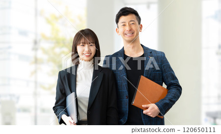 兩位男性與女性日本商人團隊合作形象 120650111