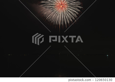 Large fireworks bursting into the night sky at the Lake Kosai Fireworks Festival in Kosai City (Shizuoka Prefecture) 120650130