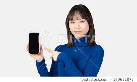 Woman/businesswoman pointing at smartphone 120651072