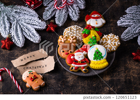Christmas homemade gingerbread cookies with icing 120651123