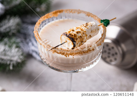 Christmas cocktail with toasted marshmellow 120651148