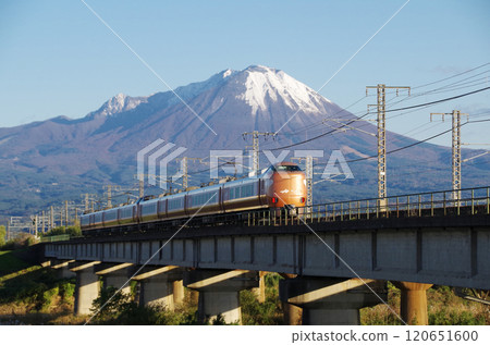 開往岡山的最新273系列特快列車「八雲22號」的後視圖,在第一場雪中穿過日野川大橋,向大山山麓高速行駛。 開往岡山的最新273系列特快列車「八雲22號」的後視圖,在第一場雪中穿過日野川大橋,向大山山麓高速行駛。 120651600