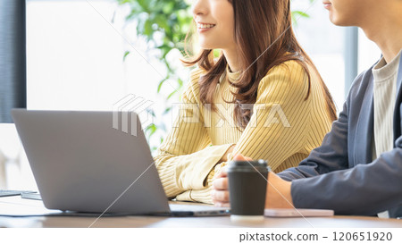 兩個商人,一男一女,開會 兩個商人,一男一女,開會 120651920