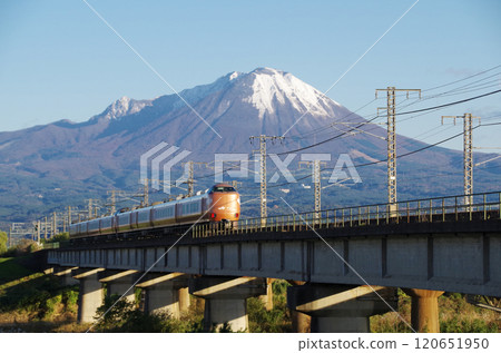 開往岡山的最新273系列特快列車「八雲22號」的後視圖，在第一場雪中穿過日野川大橋，向大山山麓高速行駛。 120651950