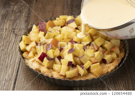 Sweet potato and apple quiche, tart, pie. Pour the egg mixture into the pie crust. 120654480