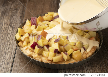 Sweet potato and apple quiche, tart, pie. Pour the egg mixture into the pie crust. 120654481