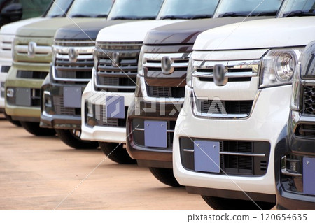 Used car image: Honda's minicars lined up at a dealership 120654635