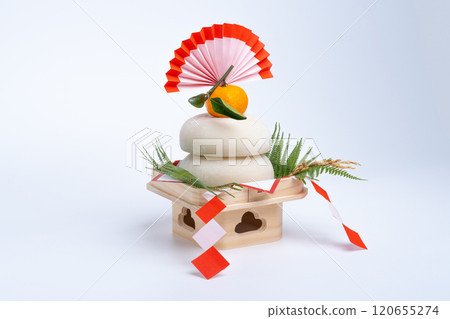 「鏡餅」(真正的年糕)照片斜放在中央,白色背景,低三寶(底座) 「鏡餅」(真正的年糕)照片斜放在中央,白色背景,低三寶(底座) 120655274