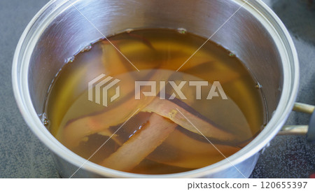Image of making soup stock using bonito flakes (thickly shaved) Image of making soup stock using bonito flakes (thickly shaved) 120655397